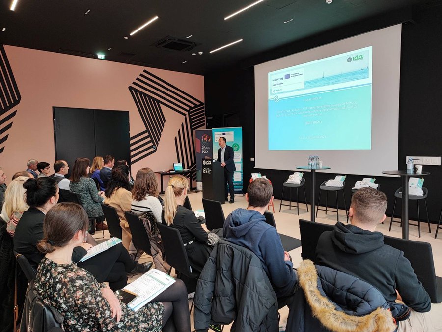 IDA ORGANIZATOR I SUDIONIK PANEL DISKUSIJE POD NAZIVOM „ZELENA TRANZICIJA POMORSKOG PRIJEVOZA I ODRŽIVOG TURIZMA U ISTARSKOJ ŽUPANIJI” U SKLOPU PROJEKTA IN4BLUE