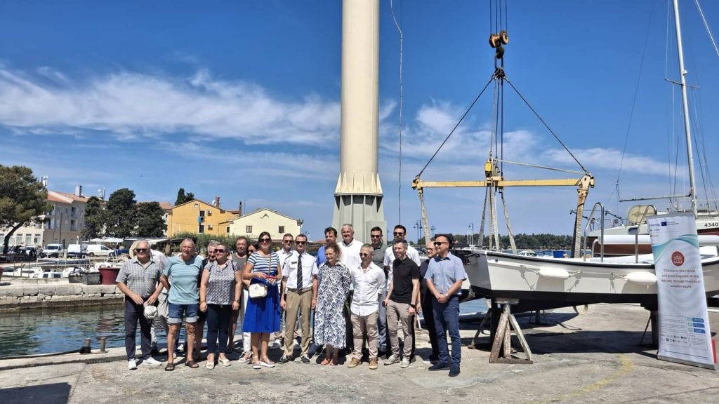 Svečano porinuće dviju batana u novigradskom Mandraču u sklopu projekta TOFOLA